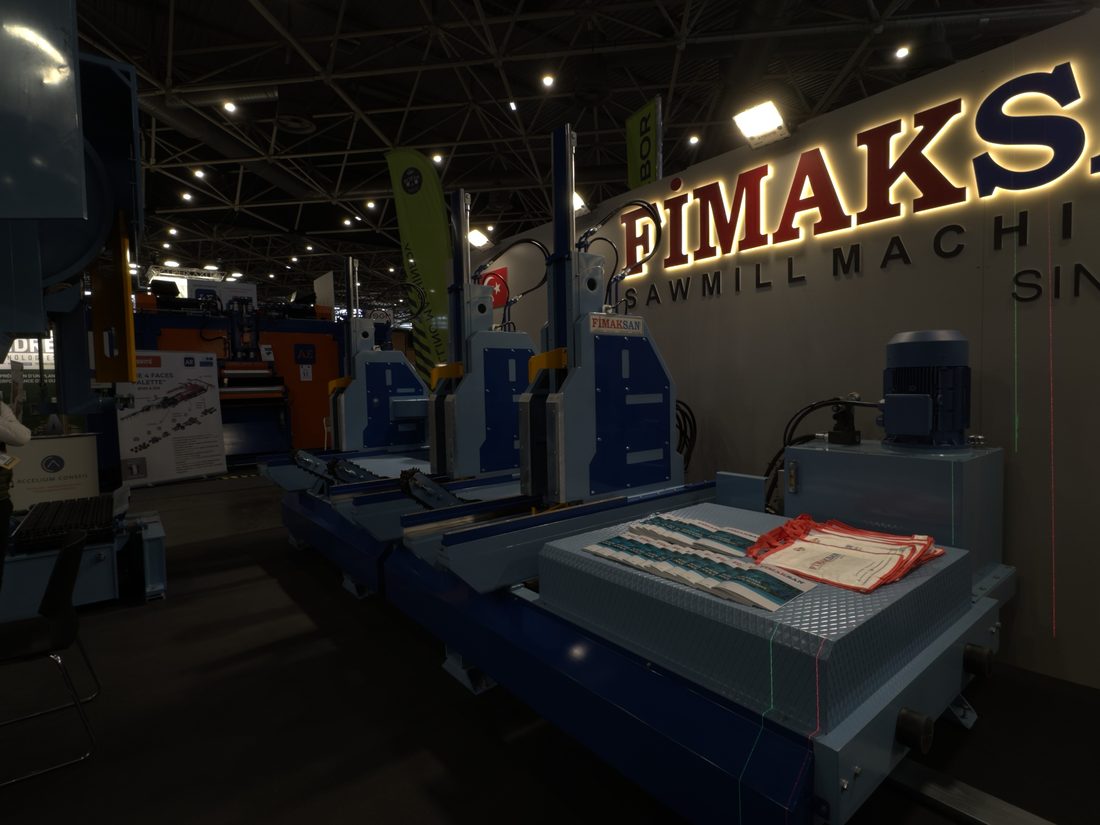 Machines et documentation Fimaksan presentees sur le stand Eurobois 2026