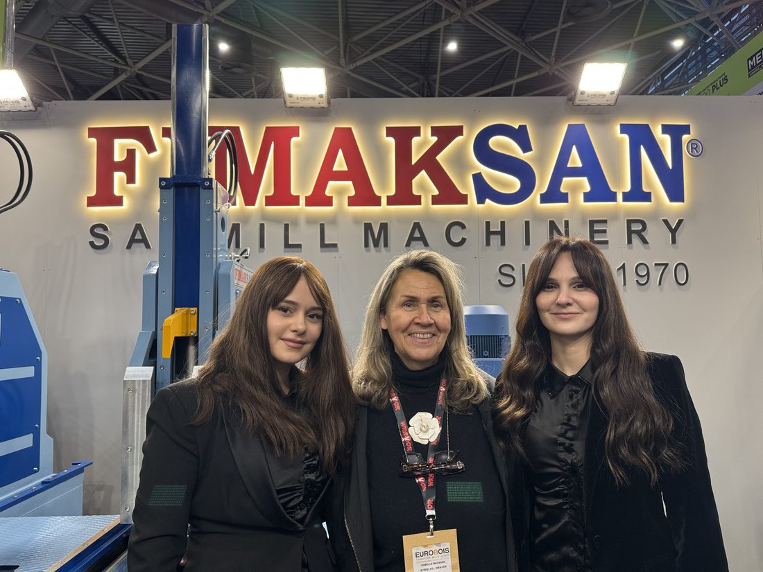 Isabelle Massard entouree de l'equipe Fimaksan sur le stand Eurobois 2026